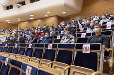 Uczniowie ZSE w Rzeszowie słuchający wykładu