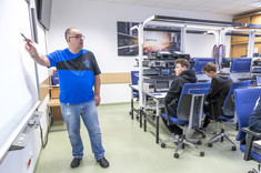 Uczniowie podczas zajęć,