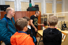 Laboratorium Technik Wysokich Napięć. Prowadzący tłumaczy działanie urządzeń zwiedzającym.