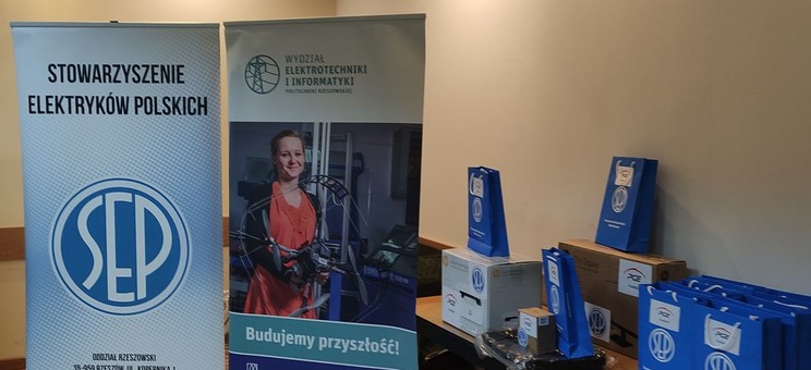 Banery i nagrody organizatorów konkursu.