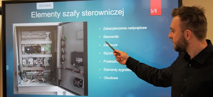 Studenci kierunku elektronika i telekomunikacja podczas prezentacji swoich projektów inżynierskich w Katedrze Metrologii i Systemów inżynierskich.
