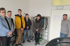 Uczniowie i pracownicy podczas zwiedzania laboratoriów wydziału.