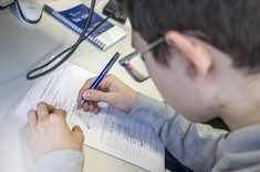 Uczniowie podczas zajęć,