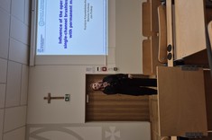 Uczestnczka konferencji podczas wygłaszania referatu w auli Wydziału Elektrotechniki i Informatyki,