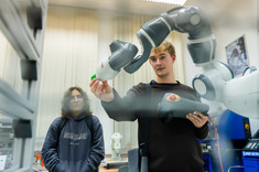Laboratorium Automatyki, Robotyki i Sterowania. Na zdjęciu uczestnik steruje robotem ramiennym.