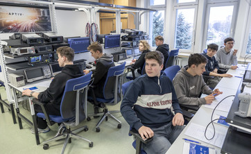 Uczniowie podczas zajęć,