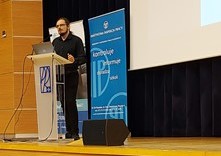 Uczestnik konferencji podczas wystąpienia