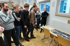 Uczestnicy w oczekiwaniu na rozdanie telefonów,