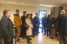 Uczniowie i pracownicy podczas zwiedzania laboratoriów wydziału.