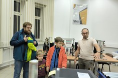 Laboratorium Automatyki, Robotyki i Sterowania. Prowadzący tłumaczy zasady działania linii produkcyjnych uczestnikom.