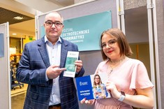 Dr inż. Jakub Wojturski i inż. Julia Semak na stanowisku Wydziału Elektrotechniki i Informatyki,