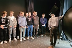 Uczniowie w Laboratorium Techniki świetlnej w Katedrze Energoelektroniki i Elektroenergetyki