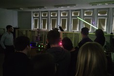 mgr inż. Sebastaian Hajder wraz z Uczniami w laboratorium Wysokich Napięć. Pokazuje wpływ działania tesli na świetlówkę,