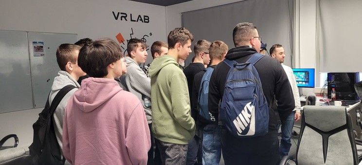 Uczniowie w Laboratorium Wirtualnej Rzeczywistości w Zakładzie Systemów Złożonych