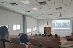 Mgr inż. Mateusz Salach z Uczniami w Sali A61. Pan Salach prezentuje ofertę Uczelni oraz Wydziału odwiedzającym. Widok z góry Sali.