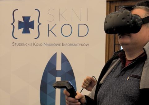 Uczestnik wydarzenia na stanowisku SKNI KOD w okularach 3D