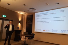 dr. hab inż. Dominik Strzałka podczas swojego wystąpienia,