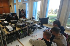 Uczniowie ZSE podczas warsztatów przy stanowiskach laboratoryjnych.