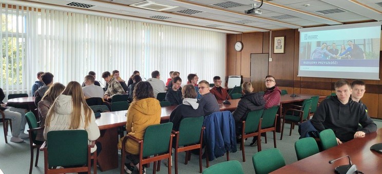 Uczniowie Regionalnego Centrum Edukacji Zawodowej w Biłgoraju podczas prezentacji oferty edukacyjnej WEiI i PRz.