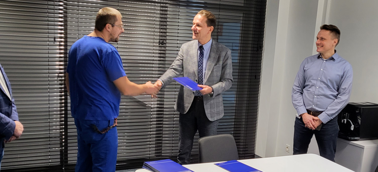 Wręczenie zaświadczeń ukończenia kursu „Metrologia elektryczna i napędy elektryczne” Pracownikom firmy BorgWarner przez Pana Dziekana WEiI dr. hab. inż. Romana Zajdela, prof. PRz,