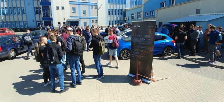 Uczestnicy spotkania przed budynkami WEiI.