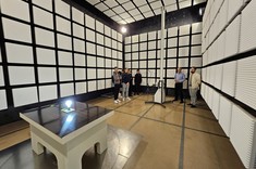 dr inż. Wiesław Sabat z Uczniami w laboratorium EMC - komora EMC. Pokazuje anteny i omawia badania.
