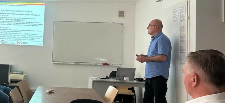 Dr inż. Marek Kurkowskiego z Politechniki Częstochowskiej podczas wygłaszania seminarium,