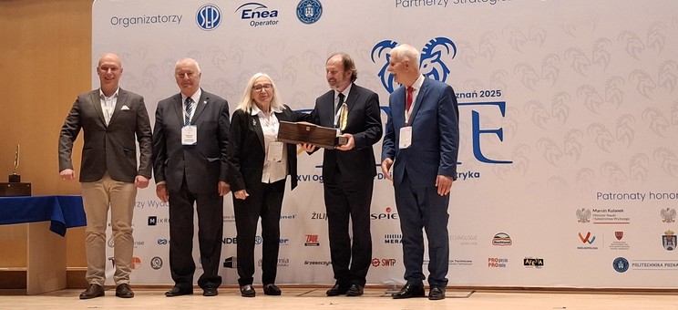 Laureat dr inż. Kazimierz Kamuda (drugi z prawej) z organizatorami konkursu,