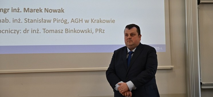 Marek Nowak podczas publicznej obrony pracy doktorskiej.