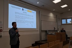 Uczestnik konferencji podczas wygłaszania referatu w auli Wydziału Elektrotechniki i Informatyki,