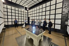 dr inż. Wiesław Sabat z Uczniami w laboratorium EMC - komora EMC. Pokazuje anteny i omawia badania,