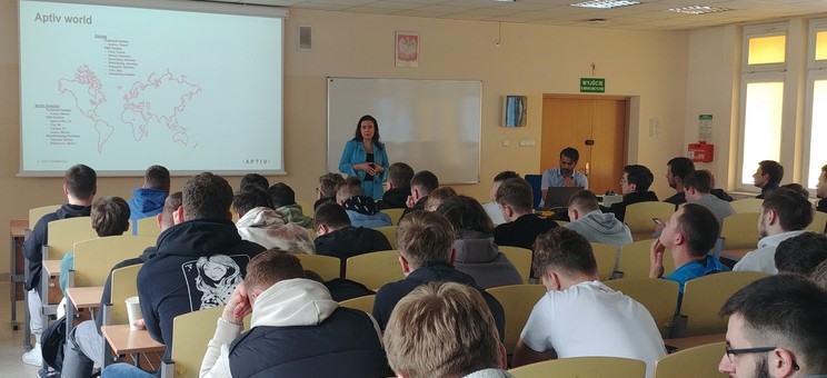 Studenci WEiI podczas wykładu – przedstawienie działalności firmy,