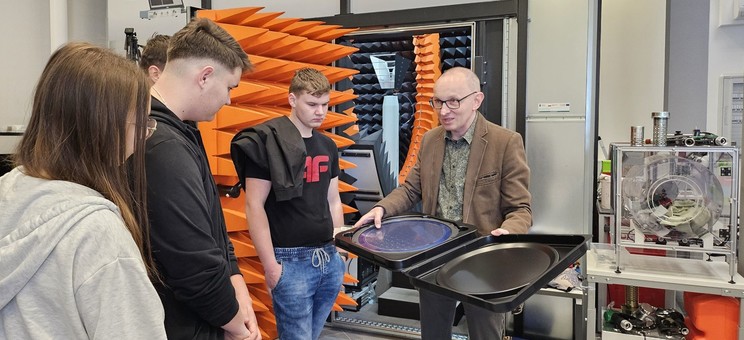 Prof. dr hab. inż. Piotr Jankowski-Mihułowicz wraz z Uczniami w laboratorium RFID. Profesor prezentuje badania prowadzone w jednostce.