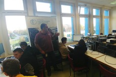 Prowadzący dr inż. Jakub Wojturski i uczestnicy warsztatów.