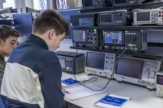 Uczniowie podczas zajęć,