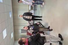 Laboratorium maszyn elektrycznych. Prowadzący rozmawia z uczestnikami.