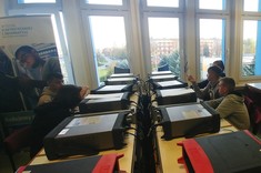 Uczniowie ZSE podczas warsztatów przy stanowiskach laboratoryjnych.