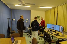 Laboratorium Inteligentnych Systemów Interaktywnych. Prowadzący prezentuje system rozpoznawania języka migowego. Tłumaczy zwiedzającym działanie.