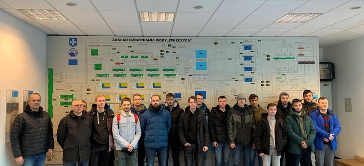 Studenci drugiego stopnia studiów stacjonarnych, kierunek elektrotechnika na stacji biomonitoringu jakości wody