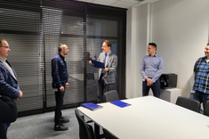 Wręczenie zaświadczeń ukończenia kursu „Metrologia elektryczna i napędy elektryczne” Pracownikom firmy BorgWarner przez Pana Dziekana WEiI dr. hab. inż. Romana Zajdela, prof. PRz,