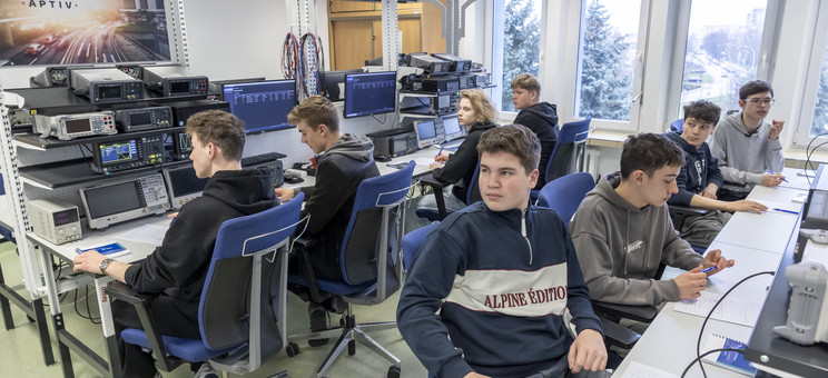 Uczniowie podczas zajęć,