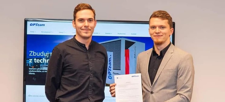 Członek zarządu Mariusz Dąbrowski i Prezes Koła Oskar Tyniec z podpisanym listem intencyjnym