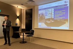 dr. hab inż. Piotr Jankowski-Mihułowicz podczas swojego wystąpienia,