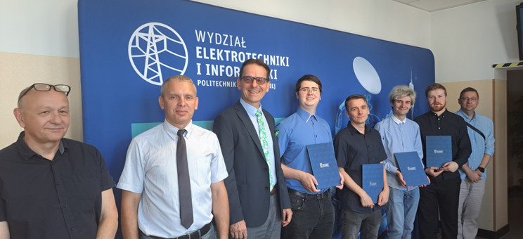 Laureaci konkursu z władzami Wydziału,