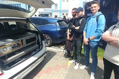 Rozmowy przy samochodach testowych