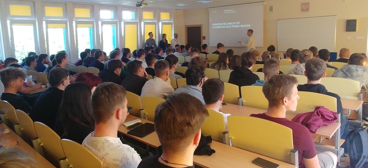 Studenci WEiI podczas wykładu