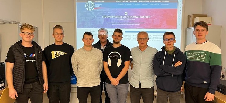 Uczestnicy spotkania studenckiego koła SEP PRz, studenci WEiI, R. Ziemba, Prezes Rzeszowskiego Oddziału SEP Z. Styczeń 