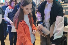 Studenci po immatrykulacji odbierający materiały informacyjne PRz,