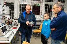 Laboratorium napędów elektrycznych i hybrydowych. Prowadzący tłumaczy zasadę działania silnika.