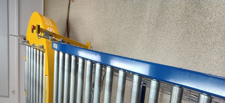 Przemysłowy ciąg transportowy do ładunków paletowych służący do konfiguracji i programowania systemów intralogistycznych